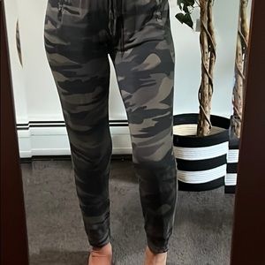 Nicole Miller lounge Pants Sz Med EUC.  6-0223. Camo